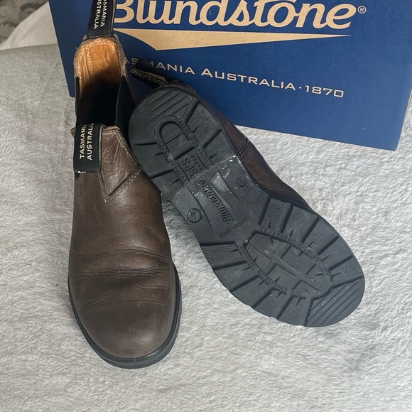 gently used size 4 women’s Blundstone boots asking 200$ or best offer - Picture 2 of 2